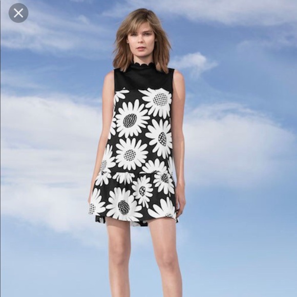 Victoria Beckham Dresses & Skirts - Victoria Beckham Scallop flower dress